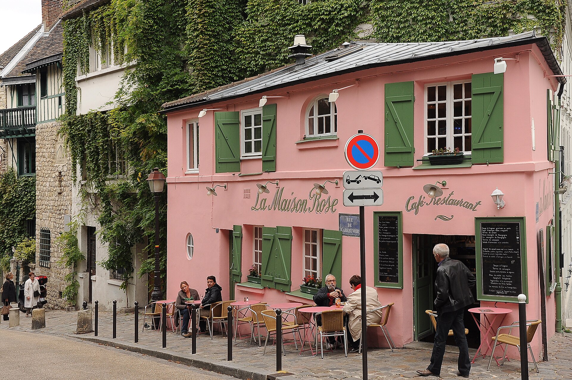 30 Free Things to Do in Paris 24 La Maison Rose, the pink corner cafe on Rue de l'Abreuvoir in Montmartre, Paris