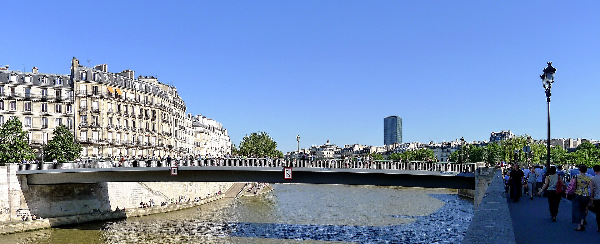 30 Free Things to Do in Paris 21 The pedestrian Pont Saint-Louis linking the Ile de la Cite and the Ile Saint-Louis in Paris