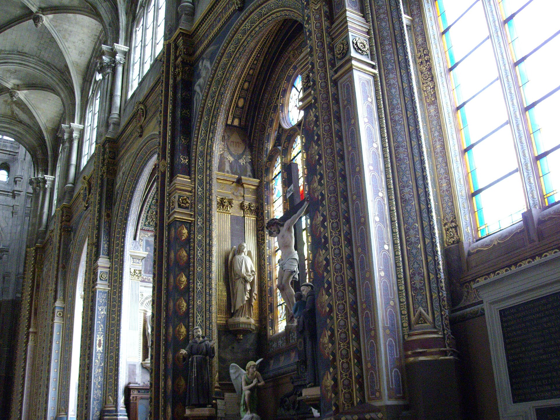 30 Free Things to Do in Paris 22 The tall columns and vaulting of the interior of the Eglise Saint-Eustache near Les Halles in Paris